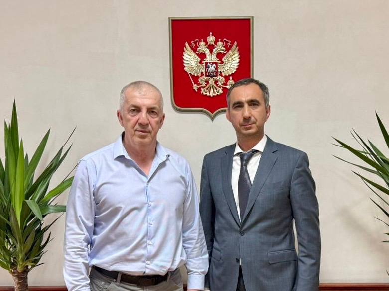 Сегодня встретился с вице-премьером — министром по земельным и имущественным отношениям Дагестана Зауром Эминовичем Эминовым. Обсудили ход реализации федеральной программы «Национальная система пространственных данных» НСПД на территории республики. Напомню, Дагестан стал первым регионом Северного Кавказа, где началась системная работа в рамках госпрограммы. И уже сейчас видны конкретные результаты. Особое внимание уделили вопросу постановки на кадастровый учёт земельных участков и жилых домов, расположенных в горных и высокогорных районах. Как отметил Заур Эминович, в текущем году в республике проводятся и комплексные кадастровые работы в более чем 300 кварталах, значительная часть которых именно в горной местности. Главное, что эти работы проводятся бесплатно для граждан, то есть за счёт государства. После уточнения границ, при наличии правоустанавливающих документов, гражданин сможет официально оформить право на свой дом, участок. Это нужно и самому человеку, чтобы быть уверенным в завтрашнем дне. И нужно району, чтобы развиваться. Спасибо команде Минимущества Дагестана за системную и нужную людям работу!