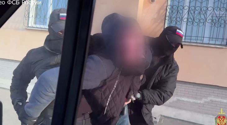 Пропагандист террористов из Читы получил 14 лет лишения свободы Второй Восточный окружной военный суд вынес приговор 29-летнему жителю Читы за пропаганду терроризма. Об этом 30 июля Lenta75.ru сообщили в пресс-службе прокуратуры Забайкалья. - С апреля 2023 года по март 2024 года обвиняемый поддерживал контакт с представителями террористической организации, вступил в ее ряды и помогал реализовывать пропагандистские мероприятия. Он распространял сведения о запрещённой структуре и её лидере среди близких родственников и коллег по работе, - уточнили в ведомстве. Суд назначил фигуранту 14 лет лишения свободы, из которых первые 4 года он проведет в тюрьме, а оставшийся срок - в колонии строгого режима.