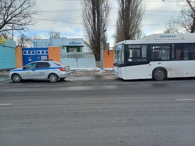 Автобус сбил пешехода в Ростове  Авария случилась 10 феваля на проспекте Шолохова. Автобус, отъезжавший от остановки, наехал на мужчину, который шёл к нему.  Пешеход получил травмы. Полиция устанавливает обстоятельства произошедшего.    Предложи нам новость