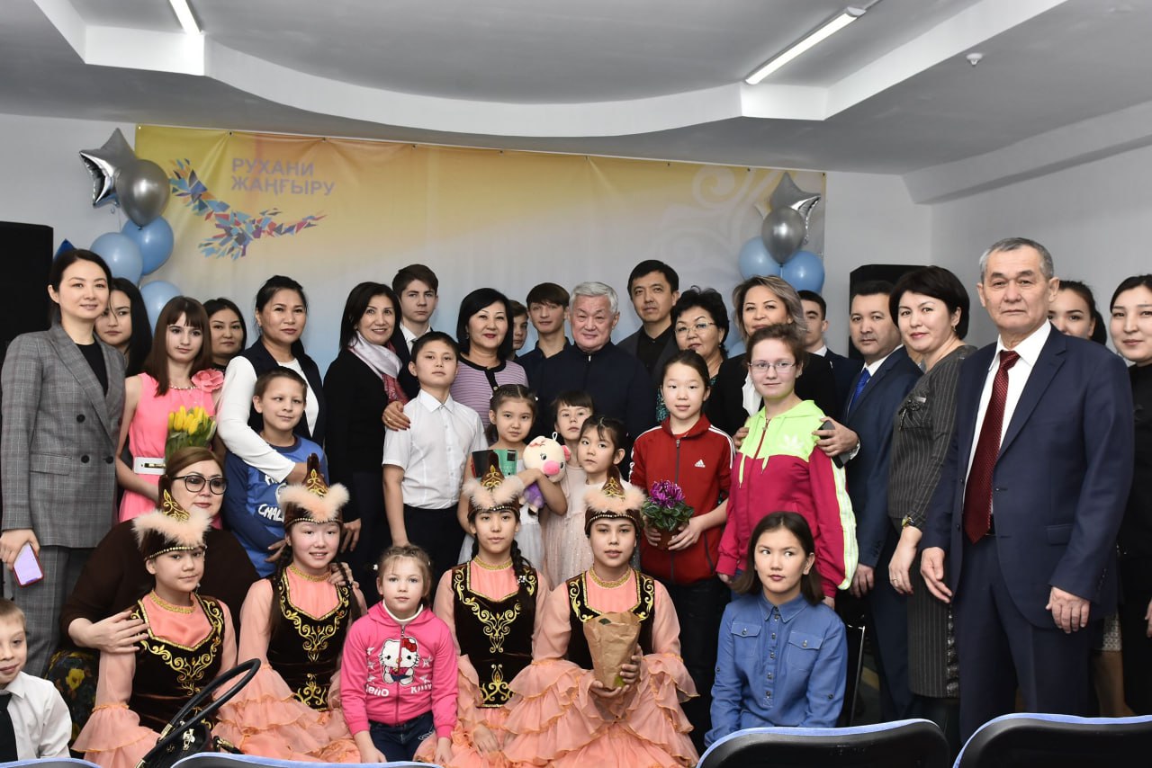 Казахстан вдвое сократил число воспитанников детских домов В Казахстане отмечается значительный прогресс в области защиты прав детей оставшихся без попечения родителей Число воспитанников детских домов сократилось вдвое что является результатом активной политики по устройству сирот в семейные формы воспитания Только за 2025 год около 3 тысяч детей обрели семьи покинув государственные учреждения Для обеспечения максимальной безопасности и благополучия подопечных введена обязательная ежегодная проверка опекунов Эта мера призвана гарантировать надлежащие условия для развития и воспитания детей На сегодняшний день в стране насчитывается 20 798 детей сирот и детей лишённых родительской опеки Примечательно что подавляющее большинство из них 17 тысяч человек или 82 уже воспитываются в приёмных или опекунских семьях Приоритетным направлением в работе государственных органов остаётся устройство ребёнка к его кровным родственникам Подпишитесь на AsiaToday