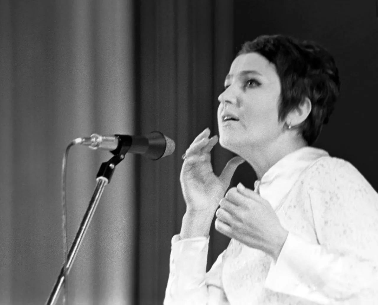 Умерла заслуженная артистка России Галина Ненашева Певице было 85 лет сообщил телеведущий Андрей Малахов Лауреат Песни года и международных конкурсов она оставила яркий след в истории отечественной эстрады и в сердцах миллионов слушателей написал он в Telegram канале Галина Ненашева родилась в 1941 году в Онеге Архангельской области В 1958 году её приняли в хор Челябинского оперного театра она также выступала на сцене Театра оперетты Озёрска Позднее пела в составе вокально инструментального ансамбля Молодость Тамбовской филармонии Она запомнилась благодаря песням Травушка муравушка Утушка луговая Ямщик не гони лошадей и многими другими Подписаться на Говорит Москва Telegram VK МАКС