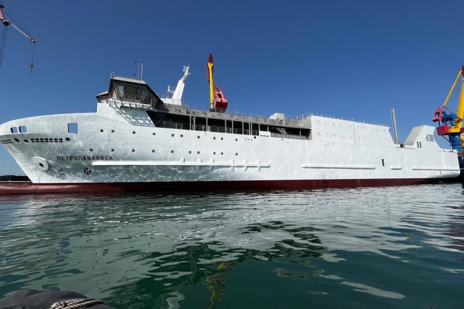 Новый паром Петропавловск усилит транспортную доступность Колымы Судно предназначенное для работы на дальневосточных маршрутах планируется сдать в 2026 году Паром Петропавловск строят в Крыму на судостроительном заводе имени Б Е Бутомы для Дальнего Востока Он сможет перевозить 150 пассажиров автомобили автобусы и грузовые контейнеры между портами Камчатки Сахалина Приморского края Магаданской области и Курильских островов Правительство Магаданской области считает целесообразным использование на регулярной морской линии Владивосток Магадан морских автопассажирских судов паромов ледового класса модифицированных для погрузки и разгрузки легковых и грузовых автомобилей на существующей портовой инфраструктуре Магаданского морского торгового порта Выполнение регулярных рейсов позволит обеспечить круглогодичное сообщение с регионами Дальнего Востока в период отсутствия навигации на реке Алдан а также повысит туристическую привлекательность региона для граждан путешествующих на личном транспорте сообщили в министерстве дорожного хозяйства и транспорта Магаданской области Судно строится по поручению Президента России в рамках федеральной госпрограммы Развитие транспортной системы для организации регулярного пассажирского и грузового сообщения между морскими портами Дальнего Востока Источник Министерство транспорта Российской Федерации Фото PortNews Наши новости быстрее в MAX gov49