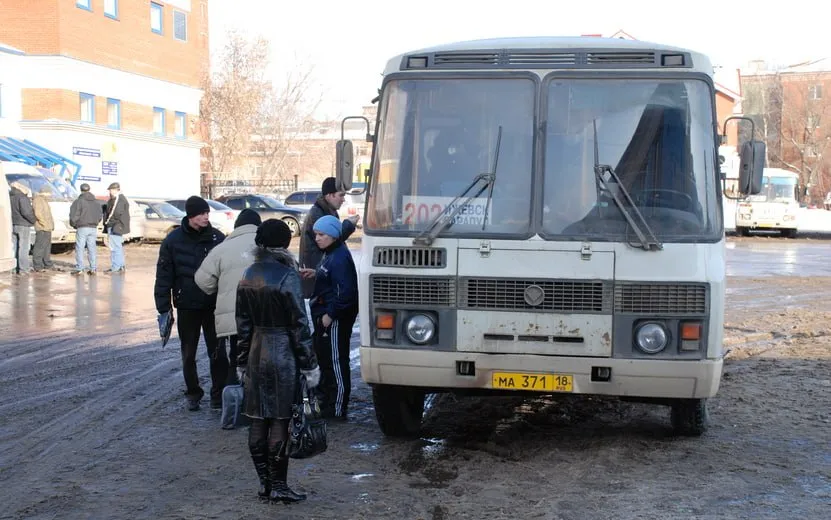 Запустили автобус Со 2 апреля в Камбарке возобновилась работа общественного транспорта Как сообщили в пресс службе муниципалитета с понедельника по субботы автобус будет курсировать от ул Суворова до железнодорожного вокзала Отмечено что расписание составлено с учетом движения электричек Стоимость поездки 35 руб После завершения пробного периода который продлится один месяц планируется заключение контракта до конца 2026 года говорится в сообщении Местные жители отмечают что общественный транспорт в этом городе из за нехватки финансирования не работал порядка 10 лет Подписаться на нас Telegram MAX
