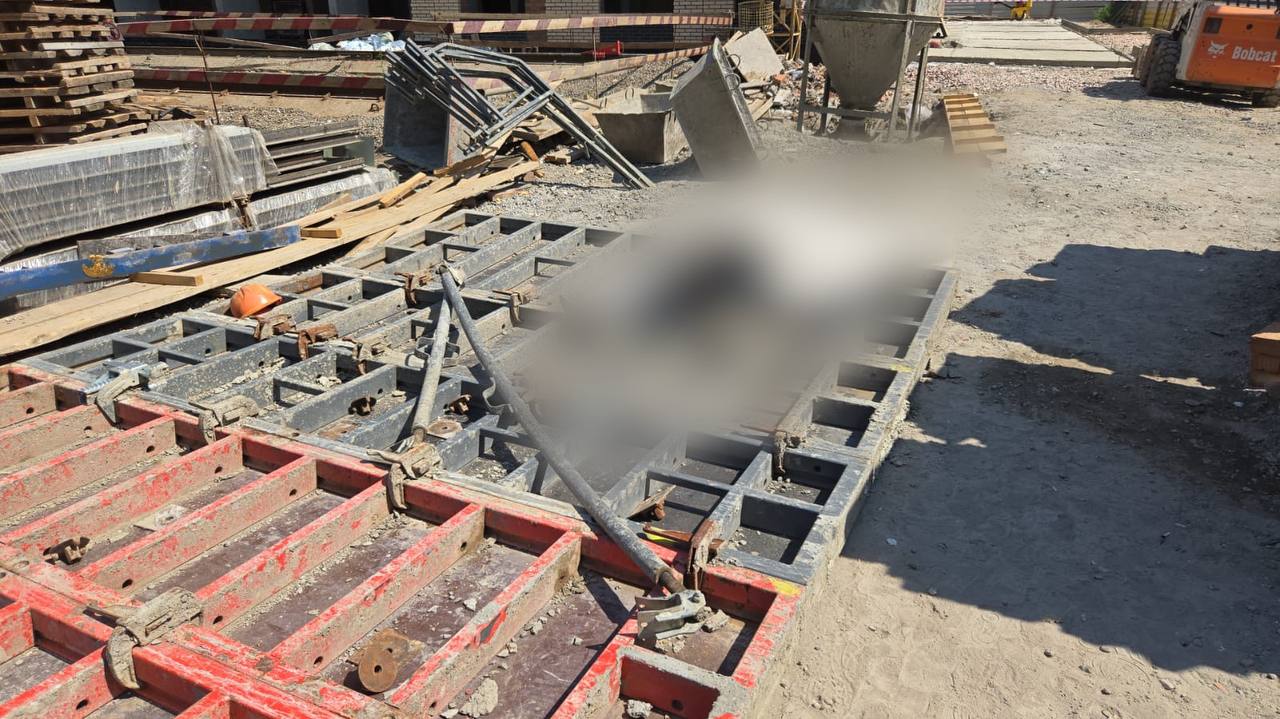Прокуратура организовала проверку в связи со смертью рабочего на площадке строящегося дома по ул. Семафорная Предварительно установлено, что сегодня утром на стройке жилого 25-этажного дома по ул. Семафорная, погиб 56-летний уроженец Азербайджана. На стройплощадке застройщика ООО СЗ «СБ Лидер» генподрядчик ООО УСК «Опора» организовал субподрядные монолитные работы силами ООО «Правильное решение». В момент несчастного случая на площадке проводилась разборка опалубного щита бетоноконструкций под стрелой подъемного крана. Подняв один из щитов, крановщик подал звуковой предупреждающий сигнал о переносе груза, однако находившийся под ним рабочий не отреагировал и строительный элемент — раскос упал ему на голову. Несмотря на то, что погибший был в спецодежде и строительной каске, он погиб на месте. Прокуратура проверит соблюдение работодателем законодательства об охране труда и промышленной безопасности, привлечены специалисты государственной инспекции труда по краю и Ростехнадзора. Также на контроль поставлено уголовное дело, возбужденное в связи с нарушением правил безопасности при ведении строительных работ, повлекших смерть человека ч. 2 ст. 216 УК РФ . Сайт Тelegram ВК