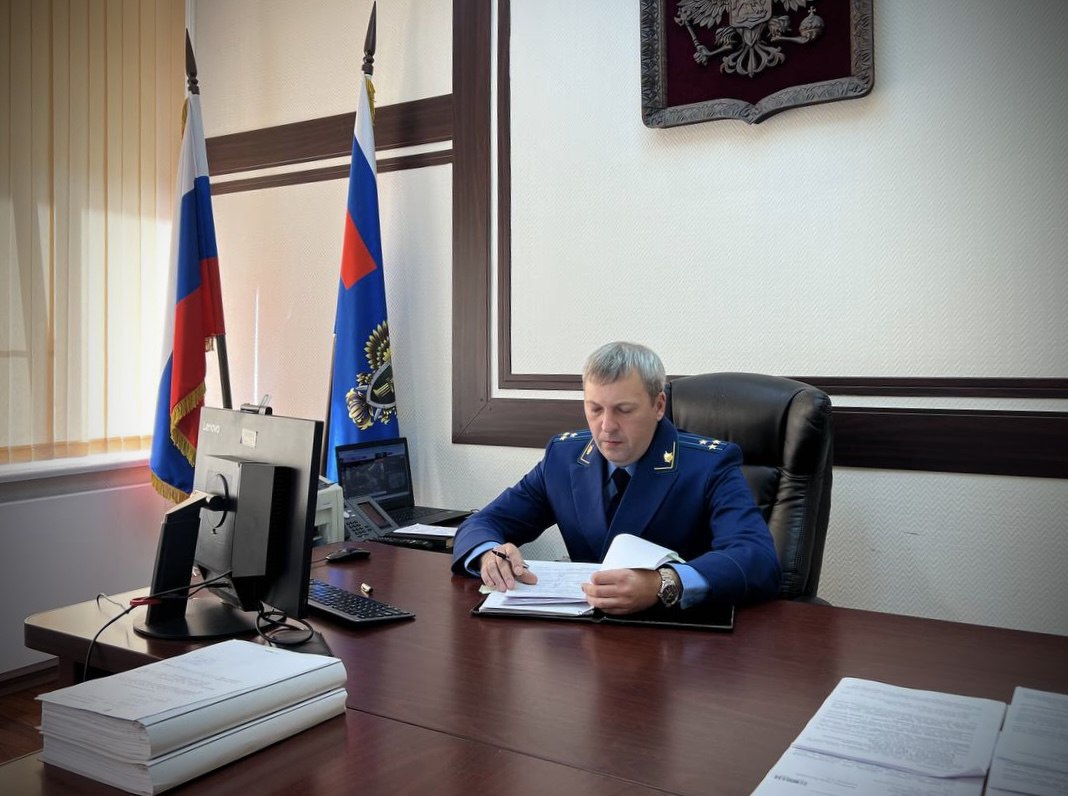 На Ставрополье у женщины удерживали половину пенсии за вывоз мусора из доме который ей не принадлежал Жительница Пятигорска обратилась в прокуратуру Надзорное ведомство установило что в октябре 2025 года со счёта пенсионерки списали половину пенсии как взыскание долга за вывоз мусора Однако выяснилось что в документах о взыскании были указаны данные жилья которое не принадлежало пенсионерке Прокуратура потребовала от регоператора устранить нарушения После этого женщине вернули деньги виновному сотруднику коммунальной компании объявили выговор   Подписывайтесь на Аргументы и Факты Северный Кавказ Telegram МАХ