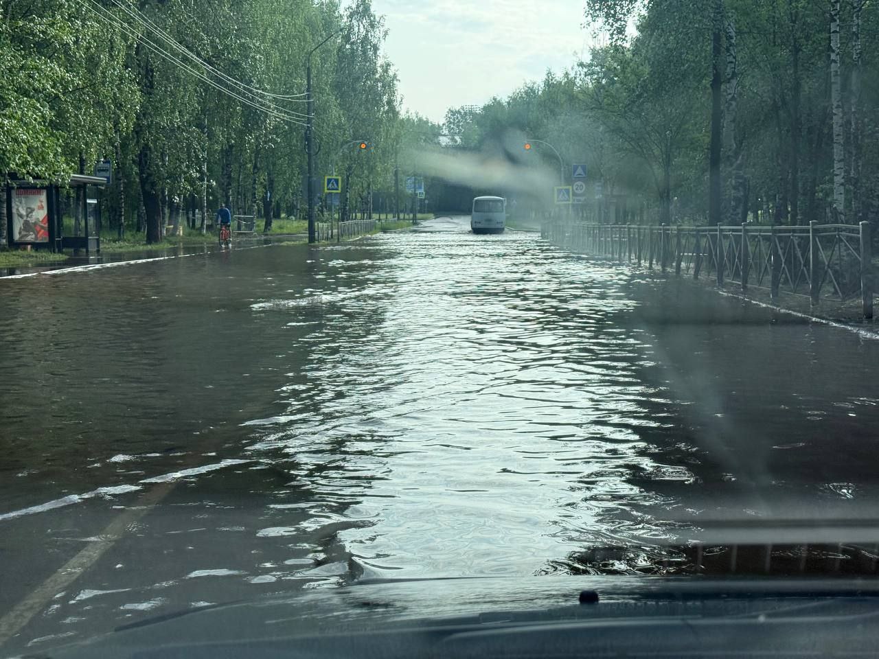 Сыктывкар после грозового шторма: разбитые машины, затопленные дороги и дома, поваленные деревья Минувшей ночью Сыктывкар пережил сильнейшую грозу. После нее горожане столкнулись с подтоплением своих домов, поваленными деревьями и конструкциями на улицах.