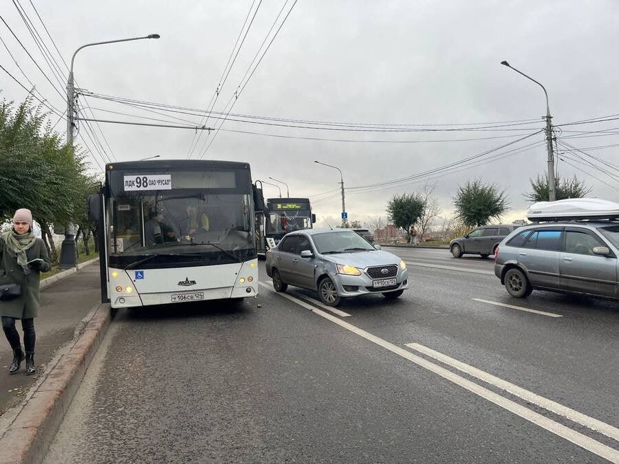 Водителей красноярских автобусов проверяют на соблюдение ПДД  В Красноярске проходит рейд «Пассажирский транспорт». Цель мероприятия — выявить и предотвратить нарушения ПДД водителями общественного транспорта, а также проверить техническое состояние автобусов.  В рамках рейда используется метод «скрытого патрулирования». Госавтоинспекторы едут за маршрутками на обычных машинах и фиксируют нарушения. Все «косяки» водителям предъявляют на конечках.    Следить за новостями