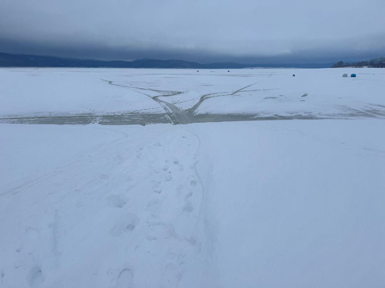 На поверхности Нугушского водохранилища появилась вода, — пишет тг-канал нацпарка «Башкирия».  Тает, скорее всего, не лед, а снег на его поверхности. И все же осторожность в дни оттепели не помешает!     Спутник FM – Уфимская Волна