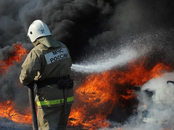 В Артёме огнеборцы спасли мужчину на пожаре в частном доме  16 января в 23.59 час. на улице Свердлова в Артёме произошло возгорание частного дома. На момент прибытия пожарных горела крыша и веранда дома.   Огнеборцы МЧС России, при помощи спасустройства вывели через окно 54-летнего мужчину. Пожар был ликвидирован на площади около 50 квадратных метров.    Предварительная причина пожара – короткое замыкание электропроводки. Погибших и пострадавших нет.