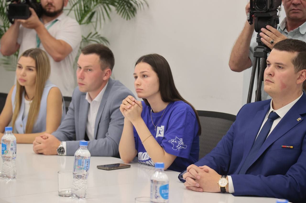 В Симферополе состоялась встреча с участниками партийного проекта «ПолитЗавод» – молодыми, целеустремлёнными людьми, которые уже сегодня, помогают людям, организуют работу молодёжных структур партии.  Я очень ценю эти встречи, очень хочется сделать их максимально полезными  ребятам, ведь я помню как мне самой было непросто, как сама искала совета... Мы говорим о политике, о конкретных решениях, об ответственности, и, конечно, о личном... Вопросы совмещения заботы о детях и работы волнует в равной степени и юношей и девушек, «семейные» темы  на самом деле всегда актуальны для молодежи, хотя ответ на них найти, наверное, сложнее всего. Отдельно поговорили о молодых и студенческих семьях – Крым тут кстати, показывает хороший пример, выплачивая студентам миллион рублей при рождении ребёнка. Мы обсуждаем проекты, тревоги, вопросы ценностей, воспитания...    У ребят много идей, планов, предложений. Радостно видеть, с каким рвением они идут к своей цели, стремясь менять мир к лучшему, на благо жителей родного края, нашей России. Наша задача – вовремя оказаться рядом, поддержать, помочь, направить, сделать их усилия ещё более эффективными и объединить эту жизнеутверждающую энергию, знания и цели вокруг важных для нашей Родины задач. А значит, жизненно необходимых каждому! Расстаёмся до следующих встреч!    #ПолитЗавод #ЕдинаяРоссия #Крым #АннаКуZнецоVа  #ZaСемью #ZaПобеду