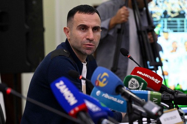 Тимур Кападзе покидает пост помощника главного тренера сборной Узбекистана Помощник главного тренера национальной сборной Узбекистана Тимур Кападзе подал в Ассоциацию футбола Узбекистана просьбу об освобождении от занимаемой должности выразив намерение продолжить карьеру на новом этапе Об этом сообщила пресс служба АФУ English O zbek tilida Ўзбек тилида На русском iOS Android