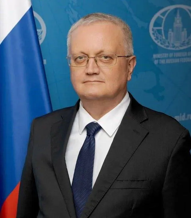 РоссияЕгипет 4 мая заместитель Министра иностранных дел Российской Федерации Г Е Борисенко принял Посла Арабской Республики Египет в Москве Хамди Шаабана по его просьбе В ходе беседы основное внимание было уделено ситуации на Ближнем Востоке с акцентом на перспективы деэскалации напряжённости и прекращения боевых действий С обеих сторон подчёркнута готовность содействовать предпринимаемым политико дипломатическим усилиям в интересах скорейшего урегулирования кризиса Кроме того были рассмотрены некоторые аспекты многопланового российско египетского сотрудничества включая поддержание активного политического диалога РоссияОАЭ 4 мая заместитель Министра иностранных дел Российской Федерации Г Е Борисенко принял Посла Объединённых Арабских Эмиратов в Москве Мухаммеда Аль Джабера по его просьбе В ходе беседы были рассмотрены актуальные вопросы ближневосточной повестки дня с акцентом на военно политическую обстановку в зоне Персидского залива С обеих сторон подчёркнута необходимость достижения долгосрочной устойчивой нормализации ситуации при учёте законных интересов всех государств региона Состоялось обсуждение приоритетных аспектов развития многопланового российско эмиратского сотрудничества