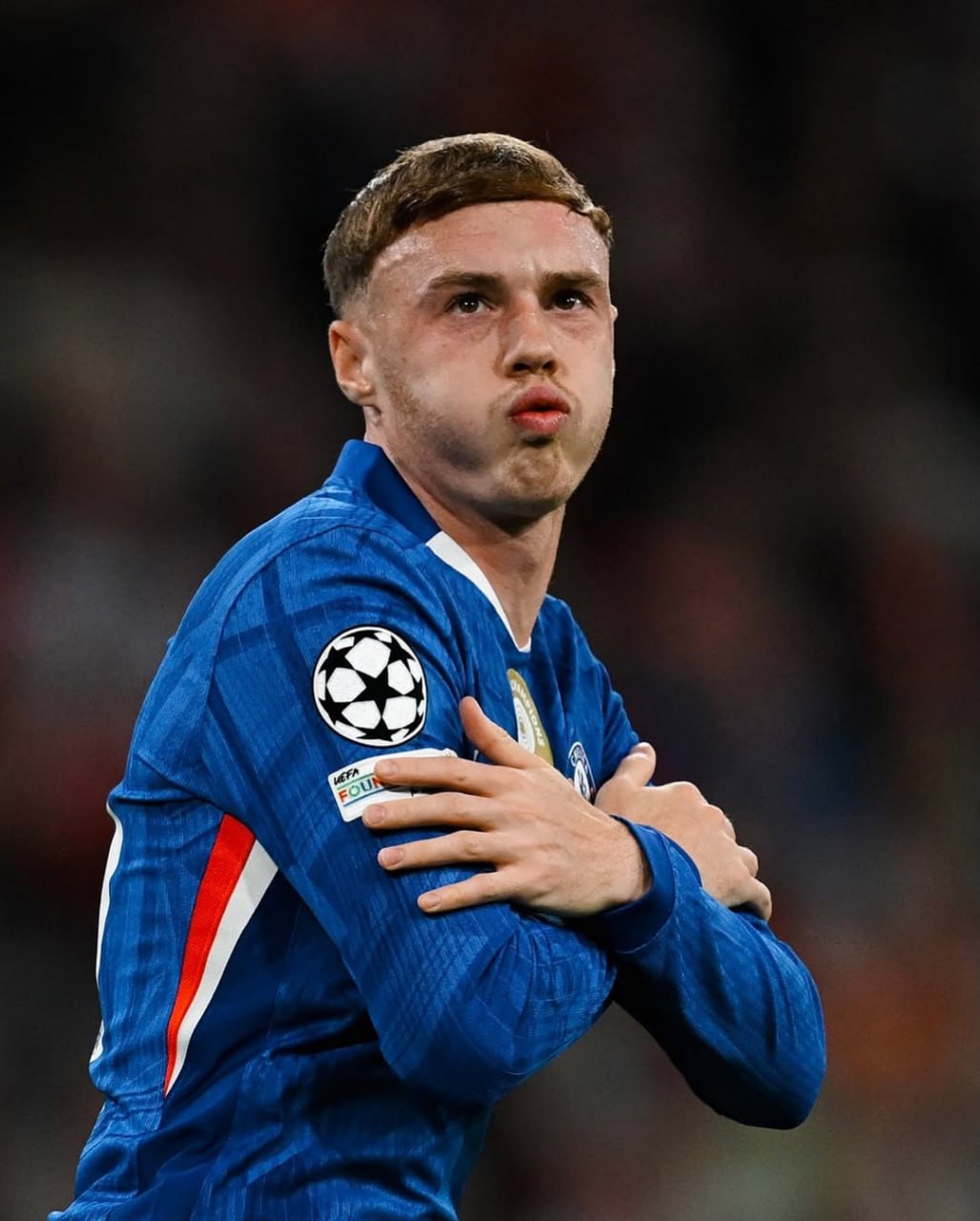 Украина не получит деньги от продажи Челси Роман Абрамович был вынужден продать клуб из за санкций в 2022 году Британское правительство обещало перевести средства от продажи на гуманитарную помощь Украине Но по информации The Times большая часть суммы пойдет на погашение кредитов Подписывайтесь на РИА Новости Спорт в MAX