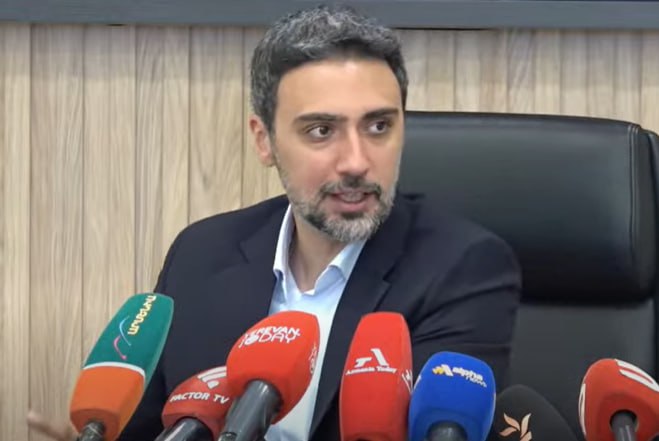 Самвел Карапетян не только гражданин Республики Армения, но и резидент: адвокат Арестованный в Армении меценат и бизнесмен Самвел Карапетян не только гражданин Республики Армения, но и резидент, что является весьма важным обстоятельством. Об этом на пресс-конференции заявил адвокат Арам Вардеванян. «Центром интересов Самвела Карапетяна является Республика Армения, согласно справке, выданной Комитетом государственных доходов. Это важное обстоятельство, поскольку лицо, в данном случае известный крупный бизнесмен, может осуществлять свою предпринимательскую деятельность во многих странах. Мы должны это учитывать», — сказал адвокат. По его словам, данное уголовное преследование Карапетяна наносит вред международной репутации и рейтингу Армении. • Дзен • Сайт • TikTok • Facebook • Instagram • YouTube • X/twitter