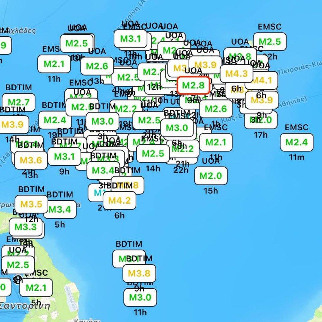 За последние 48 часов в Эгейском море произошло более 200 небольших землетрясений.  Сообщается, что премьер-министр Греции Мицотакис принял решение провести экстренное совещание в 20:00.