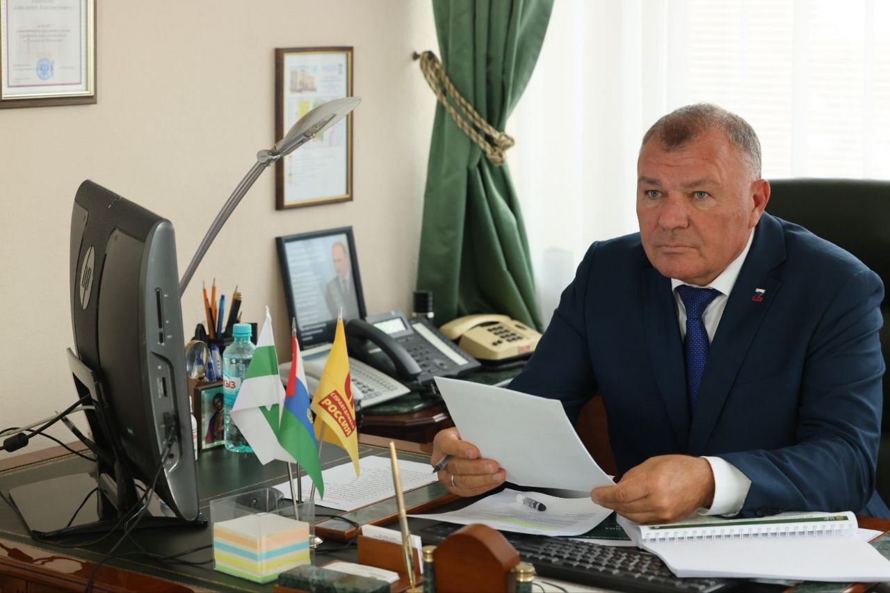 Омской области выделяется 1 15 млрд рублей федеральной поддержки на строительство и ремонт дорог Комиссия Федерального Собрания по перераспределению бюджетных ассигнований одобрила предложения Минфина РФ по внесению изменений в распределение субсидий бюджетам субъектов федерации на развитие и приведение в нормативное состояние автомобильных дорог регионального или межмуниципального местного значения на 2025 год Между регионами распределили в общей сложности 5 1 млрд рублей с целью обеспечения эффективного использования бюджетных ассигнований Федерального дорожного фонда в 2025 году Омской области предусмотрены дополнительные средства федеральной поддержки 1 млрд рублей на строительство автодороги Северный обход Омска и еще почти 150 млн рублей на ремонт региональных и местных дорог