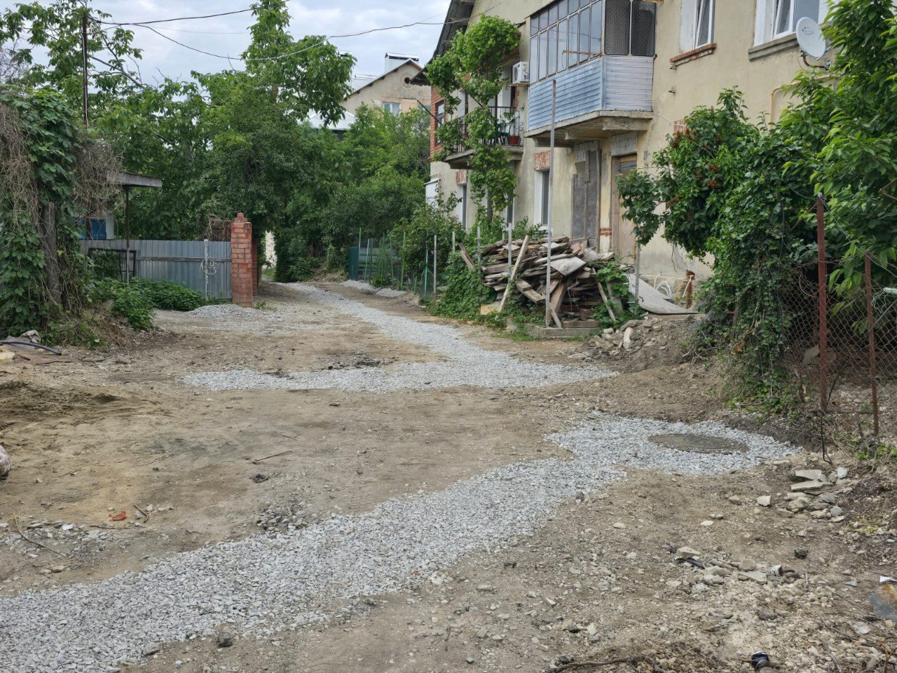 Зловонные потопы не грозят: на ул. Новой заменили трубы и колодцы  Жильцы двух домов, ко­торые сталкивались с по­стоянными затоплениями канализационными сто­ками, теперь вздохнули с облегчением.  Жильцы этих двух до­мов на ул. Новой — 2 и 4 — не раз обращались в редак­цию с просьбой рассказать о проблемах, которые у них появились из-за канализации, требующей ремонта и рекон­струкции.  Дело в том, что большой по­ток канализационных стоков, частые засоры стали причиной появления канализационных луж во дворе дома. Зловонный запах не давал открыть окна в любое время года. Особенно мучительно было летом, когда хочется проветрить квартиру, но окна открывать себе доро­же.  Дети по понятным причи­нам не могли играть во дворе. Получалось, что вроде и есть придомовая территория, но по факту из-за часто те­кущей канализации ей никто не мог пользоваться.
