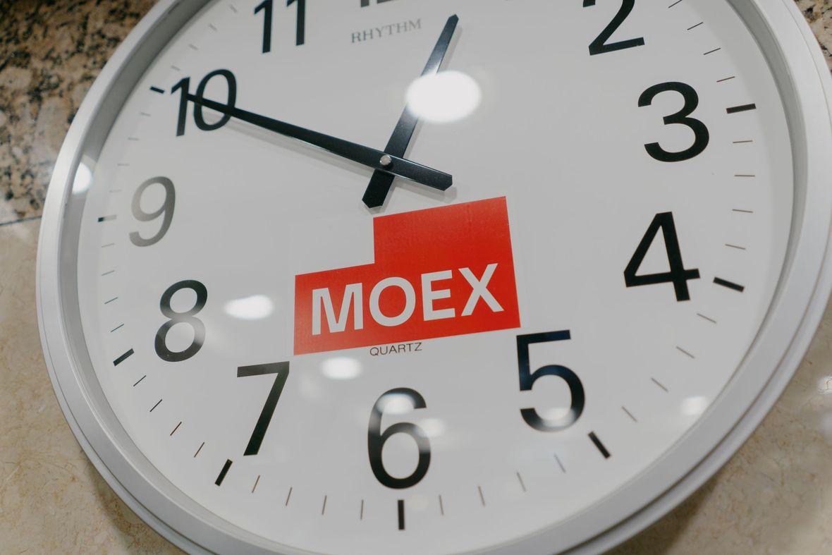 Мосбиржа обсудит увеличение продолжительности торгов выходного дня Об этом рассказал журналистам управляющий директор по фондовому рынку и цифровым активам Мосбиржи Борис Блохин в кулуарах конференции Смарт Лаба Его слова передает корреспондент РБК Инвестиций Сейчас Мосбиржа проводит торги в субботу и воскресенье с 09 50 до 18 59 мск Мы обсуждаем возможности расширения времени торгов с участниками рынка Безусловно для этого необходимы доработки на нашей стороне и на стороне участников Если говорить гипотетически возможно это может быть увеличение прежде всего части вечерних часов в ходе торгов в выходные дни потому что мы видим что вечерняя торговая сессия более активна по будням нежели утренняя торговая сессия сказал он По словам Блохина площадка планирует детально обсудить увеличение продолжительности торгов выходного дня в ближайшие несколько месяцев с участниками рынка В том числе будем обсуждать с участниками когда это будет комфортно сделать для всего рынка подвел итог топ менеджер   www rbc ru quote news 68fc90219a794730f0b5a24f Фото Михаил Гребенщиков РБК Подписаться на Сам ты инвестор