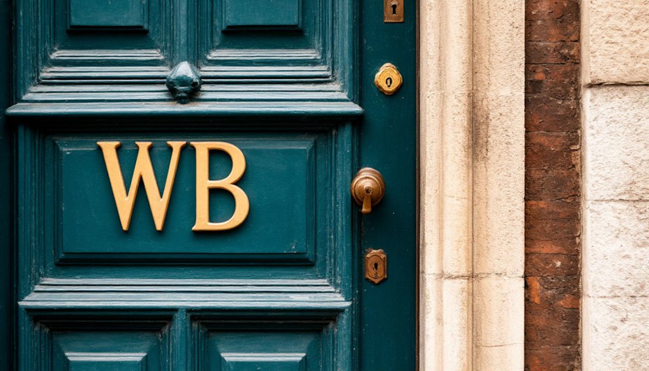 Wildberries даст покупателям неделю на раздумья за 50 рублей С 1 июля Wildberries запустит в тестовом режиме новую платную опцию — продление хранения заказов в пунктах выдачи заказов. Клиенты смогут добавить к стандартному сроку ещё 7 дней, заплатив 50 рублей за каждый товар в заказе. Активировать продление можно будет прямо в приложении маркетплейса или на сайте, когда срок хранения подходит к концу. Главная цель нововведения — снизить общее количество возвратов. Маркетплейс рассчитывает, что дополнительная неделя даст покупателям время на принятие решения, уменьшив импульсивные отказы от товаров. Пункты выдачи также выигрывают: они будут получать процент от оплаты этой услуги, что повышает их заинтересованность. Этот шаг создает выгоду для всех: покупатели избегают стресса из-за срочного выкупа, ПВЗ увеличивают доход, а продавцы сокращают логистические издержки и потери от возвратов. Плата в 50 рублей становится страховкой от спешки и гарантией сохранности выбора — экономия нервов и времени.
