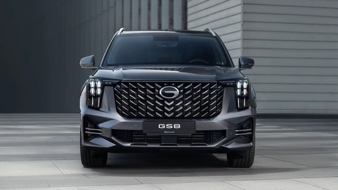 Большой кроссовер GAC GS8 стал пятиместным в России GAC анонсировал ещё одну модификацию GS8 для российского рынка. Если ранее эта модель продавалась только с тремя рядами кресел, то сейчас кроссовер обзавёлся версией на пять мест, которая, между тем, не оказалась самой доступной: оценили новинку в 3 899 000 рублей с учётом специальных предложений, то есть на 300 тысяч дороже базовой семиместной комплектации. GAC сообщает о более просторном салоне и увеличенном объёме багажника, но точных данных не приводит. В оснащение такого кроссовера по умолчанию входят, к примеру, вентиляция для передних кресел и подогрев сидений второго ряда, медиасистема с Apple CarPlay и Android Auto. Изменений в силовом агрегате не произошло: это двухлитровый турбомотор на 231 л.с. в сочетании с восьмиступенчатым «автоматом» и полным приводом.