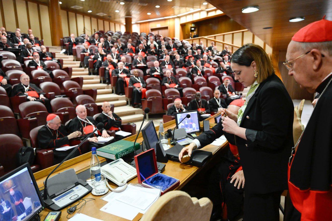 В Ватикане аннулировали два символа власти, принадлежавших папе Франциску - печать и "перстень Рыбака". По традиции понтифик использует печать и перстень при подписании апостольских посланий. Для аннулирования же на этих символах ставят крест. Конклав, которому предстоит избрать 267-го главу Католической церкви, откроется в Ватикане в среду вечером. Для избранного понтифика изготовят новые символы. НАШИ РЕСУРСЫ: Telegram Tik-tok YouTube RUTUBE