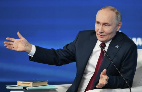 Путин предупредил о риске резкого подорожания нефти без российских углеводородов Её цена на мировом рынке улетит мгновенно за 100 долларов заявил президент на пленарной сессии Валдая Что касается нефти сегодня больше всего в мире её добывают Соединенные Штаты на втором месте Саудовская Аравия и Россия Но невозможно себе представить что выпадение объёмов скажем российской нефти сохранит нормальную ситуацию в мировой энергетике и в мировой экономике Если это произойдет цены взлетят сразу до небес За 100 долларов всё улетит мгновенно сказал Владимир Путин Подпишись на Говорит Москва