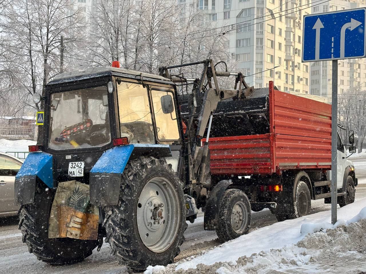 Сегодня ночью дорожные службы будут работать на пр. Металлургов, пр. Строителей и пр. Курако.   Жителей просят не оставлять автомобили на этих участках дорог, чтобы обеспечить беспрепятственный доступ спецтехники.