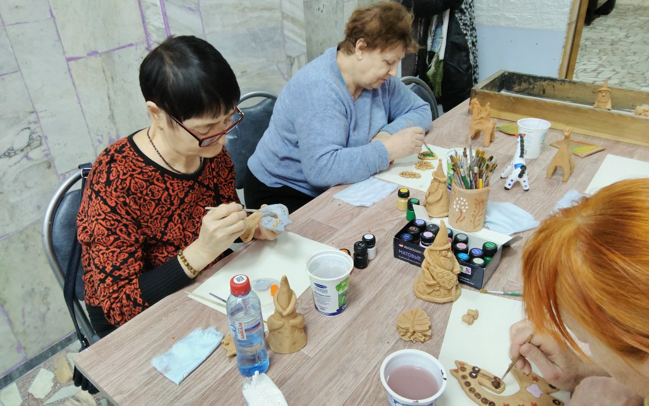 В рамках партпроекта Старшее поколение в Иркутске прошёл мастер класс по гончарному мастерству На мастер классе прошедшем в Иркутском центре общения старшего поколения Ленинского района педагог по гончарному делу Елена Черкез учила лепить вазы подсвечники игрушки также показывала основы декора и обжига изделий Очень нравится атмосфера которая царит в учебном классе Особый азарт дарит сам процесс лепки когда бесформенный кусок глины приобретает узнаваемые очертания и превращается в предмет декора или игрушку со своей душой и характером поделилась впечатлениями участница мастер класса Елена Хузина Педагог пояснила что погружаясь в процесс лепки ученики не только развивают мелкую моторику и узнают технологию работы с природным материалом но также учатся выражать свои эмоции и настроение через творчество Дважды в месяц на групповые занятия по гончарному делу в центре общения ждут иркутян старшего поколения желающих освоить древнее мастерство и обрести новых друзей Для многих людей зрелого возраста подобные занятия становятся настоящим открытием Они помогают сохранять активность ума и ловкость рук дарят вдохновение и напоминают что творческий потенциал не имеет возраста отметил координатор партпроекта Старшее поколение в Иркутской области Алексей Макаров