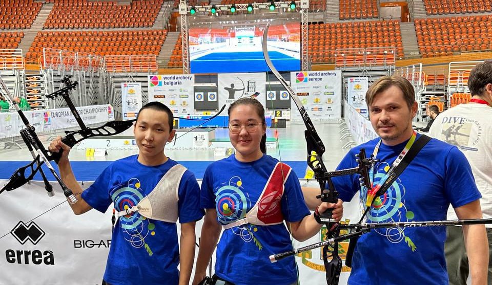 Россияне завоевали по два комплекта золотых и серебряных наград на юниорском ЧЕ по стрельбе из лука в помещении В финале микста Кристина Елшина и Игнатий Егоров выступившие с классическим луком победили соперников из Турции бронза у Словакии В миксте с блочным луком Арюна Эрдыниева и Степан Бутрым стали вторыми уступив турецкому дуэту Третье место у Италии Золото в командных соревнованиях по блочному луку у женщин взяли Екатерина Батуева Арюна Эрдыниева и София Мун В финале они обошли команду Хорватии Бронзовые призёры Исландия Мужчины в этой дисциплине взяли серебро Степан Бутрым Тимур Дымбрылов и Иван Синяев уступили команде Турции Бронза у Италии news matchtv Российская федерация стрельбы из лука
