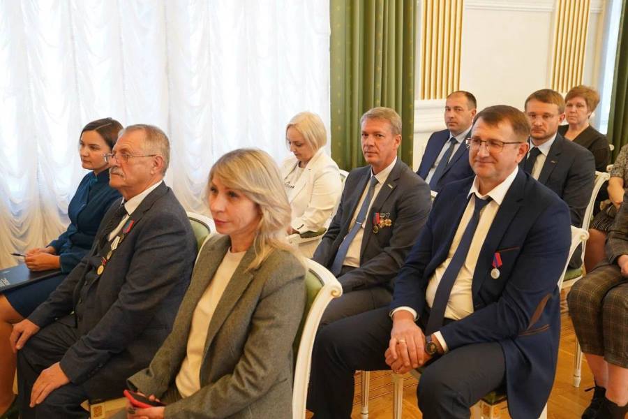 Работники машиностроительной отрасли Кузбасса отмечены федеральными и региональными наградами На торжественном приеме губернатор Кузбасса Илья Середюк поздравил ветеранов отрасли и лучших работников машиностроительных предприятий В преддверии профессионального праздника 194 специалиста получили государственные и областные награды Указом Президента РФ за заслуги в области машиностроения и многолетнюю добросовестную работу почетное звание Заслуженный машиностроитель Российской Федерации присвоено электрогазосварщику общества Анжеромаш Вадиму Колычеву Его бригада выполняет производственные планы с опережением за последние пять лет изготовила рекордные 42 переходные и телескопические рамы   kuzzbas ru news authority 76989 html