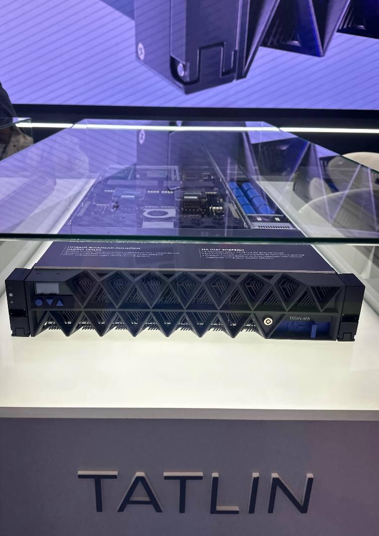 На 2 0 2 5 компания YADRO представила первую российскую систему хранения данных класса All-NVMe — TATLIN.AFA Система построена на сквозной NVMe-архитектуре — от накопителей до протоколов доступа Производительность — до 2 млн IOPS и 50 ГБ/с Это даёт высокую скорость и стабильность работы под серьёзными нагрузками Что умеет TATLIN.AFA: подходит для работы с высоконагруженными БД, аналитикой, ИИ и машинным обучением; поддерживает NVMe-over-Fabrics, аппаратную компрессию, архитектуру Symmetric Active-Active и технологию защиты T-RAID Система полностью разработана и произведена в России Сейчас проходит нагрузочные тесты — скоро будет доступна для заказчиков Подписаться