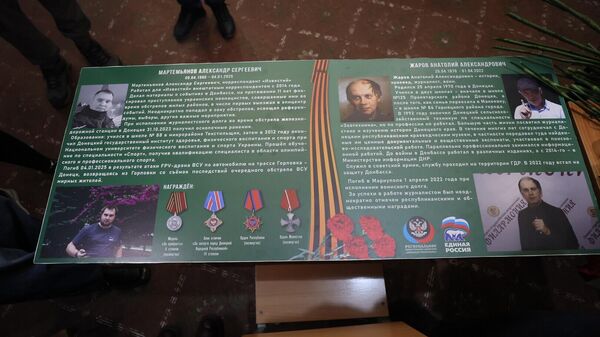 В школе Донецка открыли мемориальную парту в честь погибших журналистов Память погибших журналистов Александра Мартемьянова и Анатолия Жарова увековечили в донецкой школе 125 открытием Парты героя Об этом 5 декабря сообщает Донецкое агентство новостей