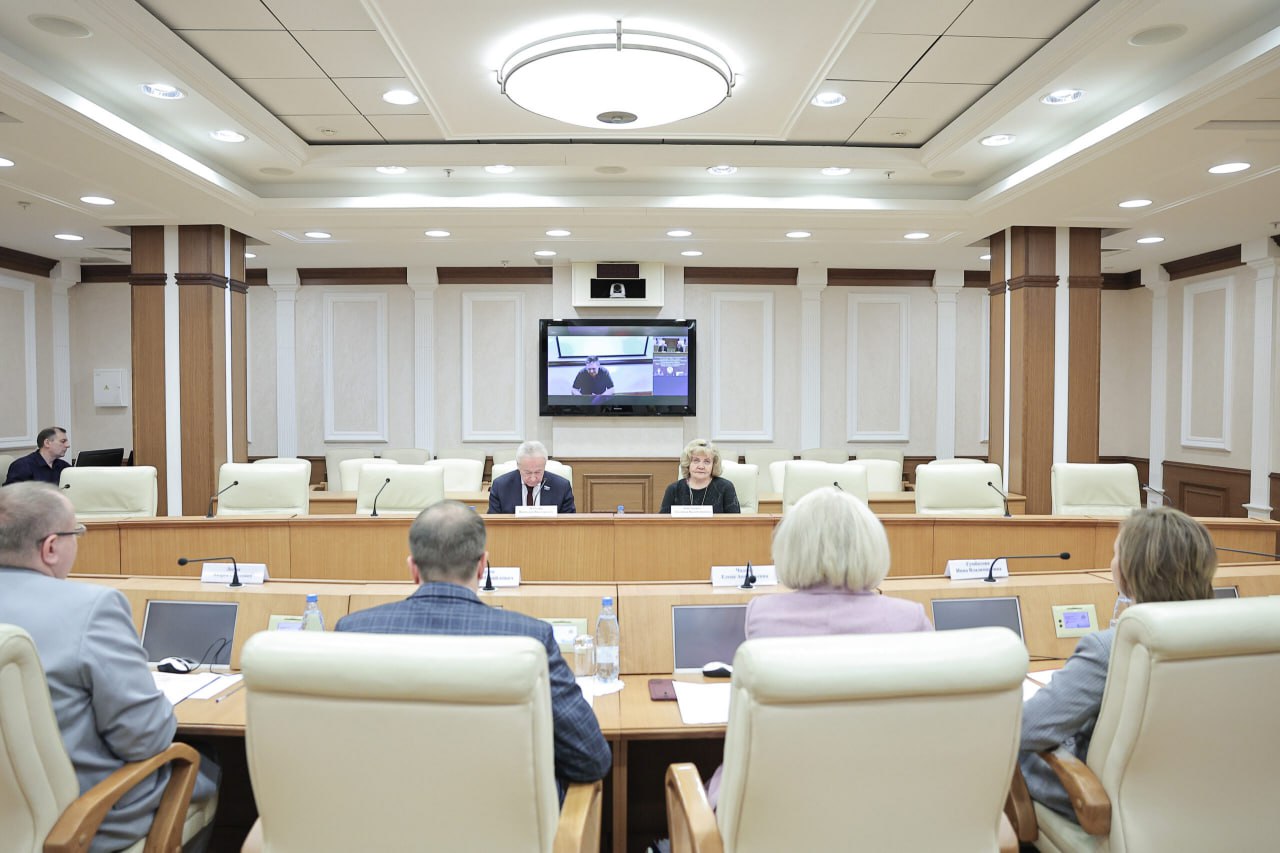 Людмила Бабушкина провела заседание оргкомитета по проекту «Поезд здоровья» «Многолетний опыт работы, связанный с проведением оздоровительной кампании, показывает, что все участники процесса очень ответственно подходят к организации отправки детей на море и их нахождению там. Хотела выразить благодарность всем задействованным ведомствам и руководству санаторно-оздоровительного комплекса „Жемчужина России“ за то, что также очень ответственно относятся к приему наших детей. Им там очень нравится», — отметила Людмила Бабушкина. Как сообщил заместитель министра образования Свердловской области Евгений Бирюк, созданы все условия для безопасного и комфортного отдыха детей. По словам заместителя начальника службы пассажирских перевозок Свердловской железной дороги Юрия Горшкова, для отправки детей назначены восемь железнодорожных составов, все вагоны оборудованы системами климат-контроля, экологически чистыми туалетными комплексами. В дороге организовано питание в соответствии со всеми требованиями и нормами. Как отметил руководитель Управления Роспотребнадзора по Свердловской области Дмитрий Козловских, на Черноморском побережье органами Роспотребнадзора ведется ежедневный мониторинг за безопасностью питьевой воды, атмосферного воздуха, морской и питьевой воды, песка и прибрежной гальки, выловом рыбы и морепродуктов. Социальный проект «Поезд здоровья» реализуется в регионе с 2010 года при активной поддержке областных депутатов, главы региона, Федерации профсоюзов Свердловской области, а также Свердловской железной дороги. За это время на Черном море побывали около 28 тыс. детей. Подробности — на сайте «Областной газеты». Пресс-служба Законодательного собрания Свердловской области Подписаться на «ОГ» Прислать новость Поддержать канал