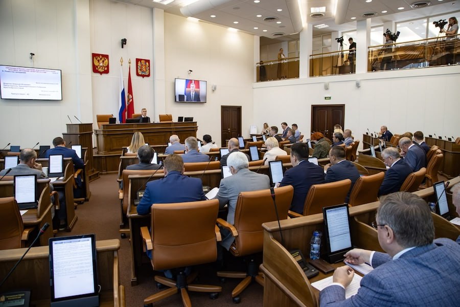 Красноярский край достиг триллионного рубежа инвестиций Накануне в краевом Заксобрании состоялось итоговом заседание весенней сессии. Председатель правительства региона Сергей Верещагин рассказал об итогах социально-экономического развития края за 2024 год. Так, в экономику вложено свыше 1 трлн рублей инвестиций – это +6,8% к прошлому году. Уровень безработицы – всего 0,6% – один из самых низких в стране. Все основные социальные обязательства в 2024 году были выполнены в полном объеме. Также стартовали проекты к 400-летию Красноярска: строительство линии метротрамвая, детской многопрофильной больница, федерального Дома молодежи и др. Кроме того, на сессии приняли важные законы. Например, теперь школьникам, студентам техникумов и колледжей из многодетных семей питание будет предоставляться бесплатно. Дети из малообеспеченных семей смогут бесплатно заниматься в краевых спортивных учреждениях. С марта 2026-го официально будет запрещена розничная продажа алкоголя 1 июня и 1 сентября, а также вводится ограничение времени продажи спиртного с 10:00 до 21:00 в магазинах и «наливайках» в многоквартирных домах. «С начала этого года Законодательное Собрание края рассмотрело и приняло 93 закона, значительная часть которых носила новый характер, устанавливала новые социальные льготы. Большое внимание мы уделили социальной поддержке граждан», – отметил спикер парламента Алексей Додатко. Подробнее о прошедшей сессии читайте на сайте. Следить за новостями