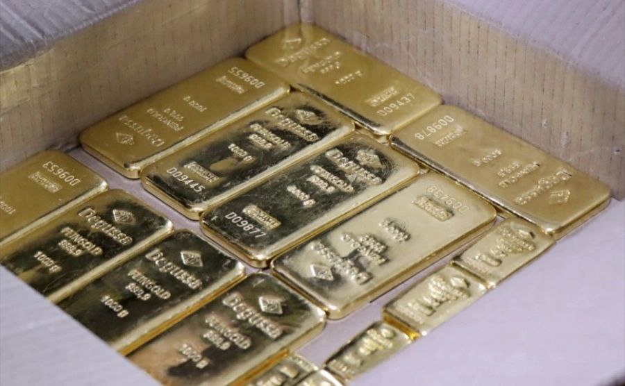 Инцидент с попыткой вывоза золота Приставами передана партия золотых слитков общей стоимостью 108 млн в государственную казну Гражданин ФРГ пытался незаконно вывезти 21 золотой слиток из России Случилось это в 2024 году на КПП Шумилкино Пожилой мужчина 59 лет воспользовался нестандартным методом перевозки драгметалла Подозрения таможенников вызвали легковой автомобиль Mercedes Benz с иностранными номерами При осмотре машины обнаружился тайник под съемной панелью кемпера находились 12 слитков а ещё девять скрылись среди личных вещей мужчины Все изделия имели высшую пробу 99 9 и маркировку компании Degussa Feingold Общий вес изъятых слитков превысил 13 килограммов investing investing