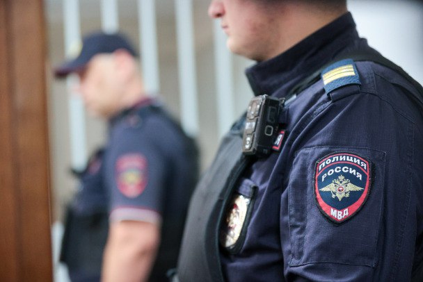 После рассказа о насилии над дочерью под Тихвином ищут гражданина Украины Как сообщили в пресс-службе ГУ МВД по Петербургу и Ленобласти, накануне в 12:32 в полицию Тихвинского района обратилась 33-летняя женщина. Она рассказала правоохранителям, что у озера Песчаное в Борском поселении 41-летний муж-иностранец надругался над 12-летней дочерью. СК Ленобласти после произошедшего возбуждено уголовное дело о насильственных действиях сексуального характера над лицом, не достигшим возраста 14 лет. "Полицией приняты меры к задержанию злоумышленника", - говорится в сообщении пресс-службы полицейского главка. По данным 47news, сотрудники ориентированы на розыск 41-летнего гражданина Украины. Belkin Alexey/news.ru, Global Look Press