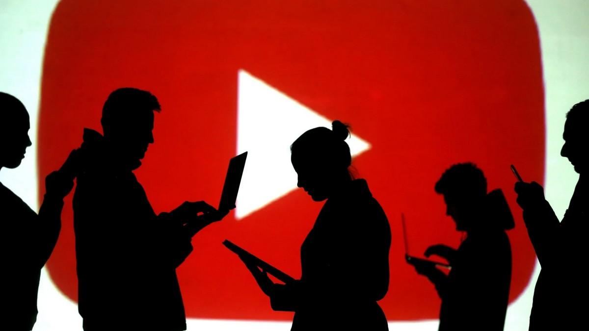 Google применяет видео с YouTube для обучения своих ИИ-моделей, таких как Gemini и Veo 3 — новой системы генерации видео и аудио. Об этом сообщает CNBC со ссылкой на источники внутри компании. По их данным, для обучения используется архив из более чем 20 миллиардов роликов. Google подтвердила факт использования видео с YouTube, подчеркнув, что действует в рамках соглашений с авторами и медиакомпаниями. «Мы всегда использовали контент YouTube для улучшения наших продуктов — так было и до появления ИИ. Мы также инвестируем в средства защиты, которые помогают авторам контролировать использование их образа и контента в эпоху ИИ», — заявил представитель YouTube. PRO YouTube