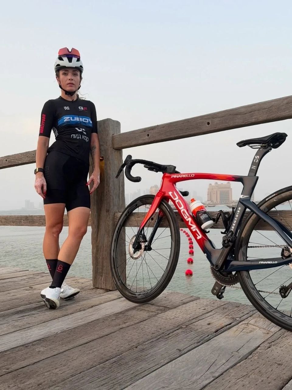 Российская велогонщица сломала позвоночник во время заезда Заезд прошел 6 декабря на велотреке в Крылатском Елена Кожеурова отметила что сама гонка прошла хорошо но на финишном круге произошел завал в котором у нее не было шансов на спасение Больновато и страшновато было Я планировала получить аплодисменты на подиуме но получила их выкатываясь с трека на тележке примотанная к щиту Зато всё внимание мне одной Спасибо всем написала спортсменка в соцсетях По словам Кожеуровой ей не потребуется операция После получения травмы она начала выкладывать видео с восстановительными процедурами Подписывайтесь на РИА Новости Спорт в МАХ