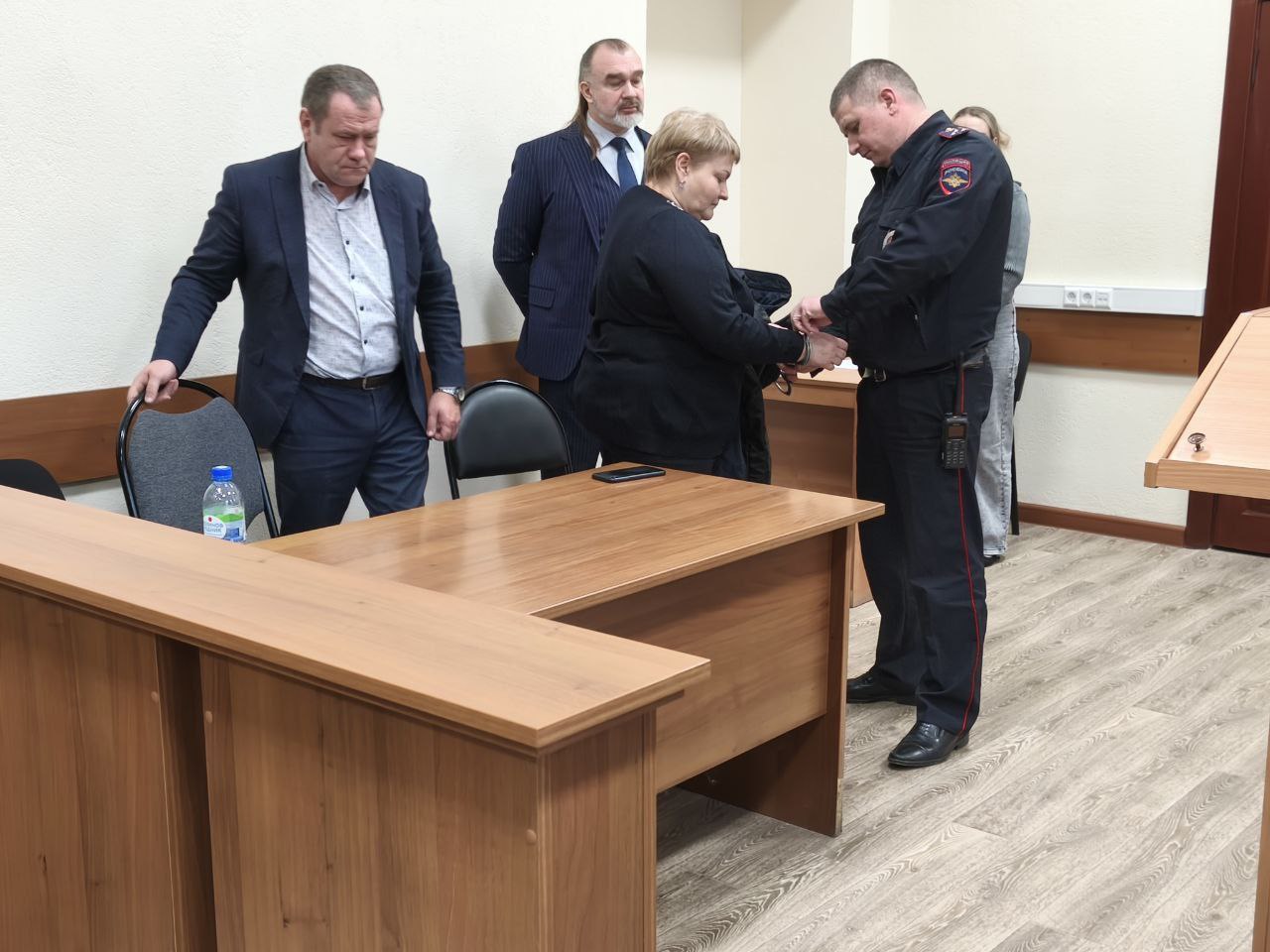 Экс главврач Центра гигиены и эпидемиологии Рязанской области Елена Паненкова обвиняемая в получении взяток приговорена к 14 годам лишения свободы и арестована в зале суда передает корреспондент Vidsboku Также суд назначил ей штраф в размере 20 миллионов рублей