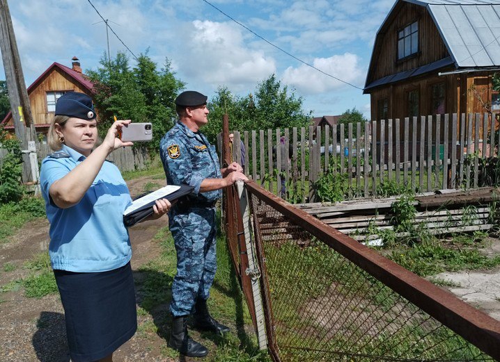 Десятки займов, оформленных томичкой в нескольких кредитных организациях, по решениям суда вылились в кругленькую сумму – более одного миллиона двухсот тысяч рублей. Вместе с долгами за «коммуналку» общая сумма долга составила полтора миллиона.  Сотрудники отделения судебных приставов по Октябрьскому району города Томска №2 выяснили, что 40-летняя женщина нигде не работает. Единственное имущество, с помощью которого можно частично рассчитаться с долгом, – земельный участок в поселке Заварзино Томского района.   Подробнее – на Бабре   #томск