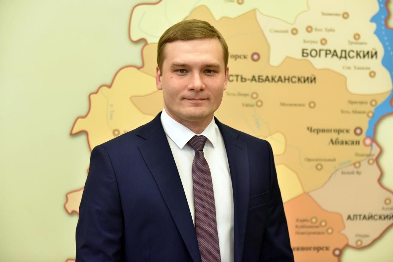 «Депутаты поторопились»: глава Хакасии отказался подписывать закон об уничтожении местного самоуправления  Валентин Коновалов, избранный на должность главы республики от КПРФ, воспользовался правом вето и отклонил законопроект о муниципальной реформе, который депутаты Верховного Совета Хакасии приняли еще в июне.  Как отмечает пресс-служба главы республики, «депутаты поторопились принять закон именно в таком виде», поскольку он «ограничивает доступность власти для населения».  Хакасия — один из немногих регионов, где глава публично выступил против муниципальной реформы, подразумевающей ликвидацию сельских и поселковых советов, а также отмену прямых выборов глав администраций.  В итоге Валентин Коновалов вернул документ «для доработки». В качестве одной из причин он указал, что «большинство депутатов Верховного Совета проигнорировали позицию жителей республики, которые выступали за сохранение действующей двухуровневой системы местного самоуправления».  В июне масштабные протесты против муниципальной реформы прошли на Алтае, где закон поддержали депутаты и глава республики. Несогласные жители перекрывали дороги, а на митинг в Горно-Алтайске вышло около четырех тысяч человек.  Политолог из Красноярского края Алексей Аксютенко подал в суд на депутатов и губернатора, которые также одобрили уничтожение сельсоветов.  На фоне этих протестов власти Тувы решили провести во всех поселениях народные сходы, чтобы спросить жителей об уместности муниципальной реформы.  Накануне наши коллеги из «Регионального аспекта» рассказали про деревенскую учительницу-депутата, которая решилась побороться за местное самоуправление в своем селе.  Фото КПРФ