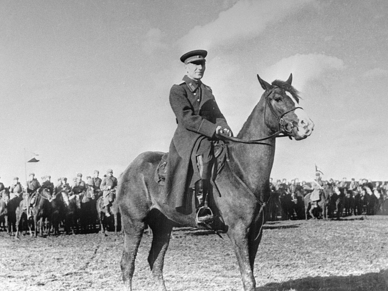 В Волгограде появится памятник дважды Герою СССР Исса Плиеву  Об этом в ходе пресс-конференции на Sputnik Южная Осетия сообщил глава южноосетинского отделения «Высшего совета осетин» Леонид Тибилов.  Он отметил, что получил приглашение на церемонию открытия памятника. Она пройдет в микрорайоне «Родниковая долина», бюст будет установлен на улице, которая носит имя Плиева.  Как сообщалось ранее, с инициативой установки памятника выступила региональная общественная организация осетин «Алания». Добавим, 25 ноября исполняется 121 год со дня рождения Исса Плиева.