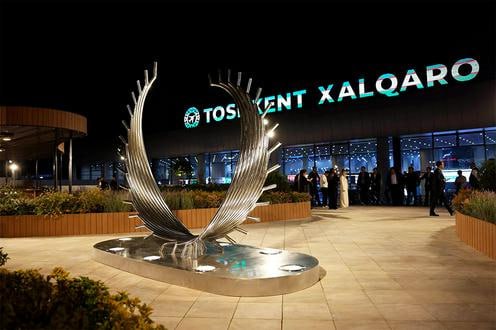 На вокзале и в аэропорту Ташкента установят автоматы с бесплатными тестами на ВИЧ До конца текущего года в этих точках появятся устройства которые позволят прибывающим гражданам бесплатно получать слюнные экспресс тесты для самостоятельного использования дома Процедура полностью добровольная и относительно анонимная сканирование паспорта нужно только для того чтобы ограничить выдачу одним набором при этом системе будут доступны лишь пол и возраст без передачи персональных данных Тестоматы внедряются в пилотном режиме и предназначены для повышения охвата диагностики среди групп риска прежде всего трудовых мигрантов которые редко обращаются в специализированные медучреждения По официальной статистике в Узбекистане ежегодно выявляют 3000 4000 новых случаев инфицирования и 30 35 из них приходится на граждан вернувшихся из миграции тогда как почти 80 заражений происходит через половой путь а наиболее уязвимая группа люди в возрасте 30 49 лет Подробнее на нашем сайте Актуальные новости из Центральной Азии fergananews