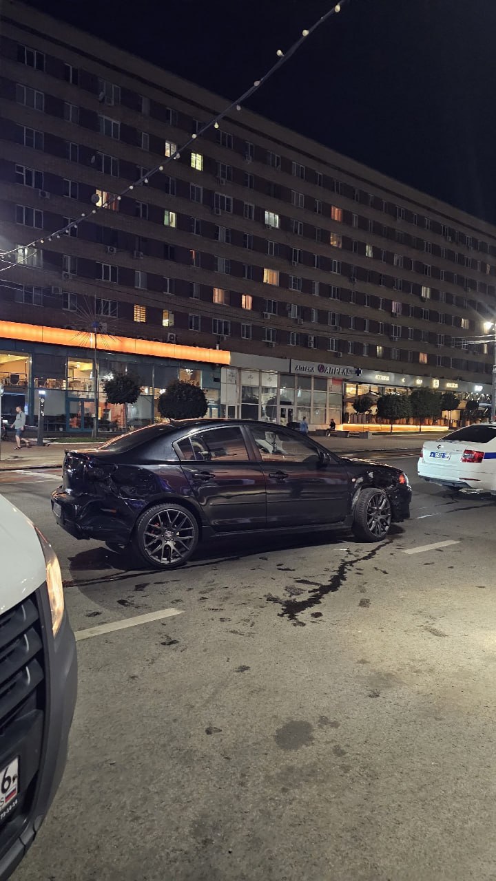 Вчера вечером в Курске на Ленина столкнулись Mazda-3 и Mitsubishi Lancer - водитель Lancer пострадал ДТП произошло в 22:30 напротив дома номер 19 по улице Ленина. За рулём Mazda-3 находился 20-летний водитель, который двигался по Кирова со стороны Радищева. Mitsubishi Lancer управлял 29-летний водитель, который двигался по улице Ленина.В результате ДТП водитель автомобиля Mitsubishi Lancer получил травмы, сообщили в полиции области. Фото: Автокадр_46 Прислать новость Подписаться