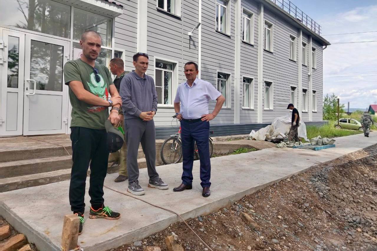В Киренске идет благоустройство территории Детской школы искусств им. А.В. Кузакова Ход работ по поручению Губернатора Иркутской области Игоря Кобзева проверил министр строительства региона Алексей Емелюков. «Данное учреждение является многопрофильным, здесь юные жители Киренска могут посещать различные кружки художественной, гуманитарной, естественно-научной направленности, а также спортивные секции. Благоустройство прилегающей территории сделает центр более привлекательным и комфортным для посещения», — сказал Алексей Емелюков. На данный момент благоустройство выполнено на 15%, срок завершения — ноябрь 2025 года. Производятся работы по установке столбов ограждения, устройству тротуаров. В дальнейшем планируется установка малых архитектурных форм, озеленение территории, покраска ограждения. В 2024 году в ДШИ провели капремонт по госпрограмме «Развитие культуры» национального проекта «Культура» с 2025 года — нацпроект «Семья . Выполнены утепление кровли, замена окон, облицовка стен и устройство пола, а также монтаж системы отопления и устройство навесного вентилируемого фасада.