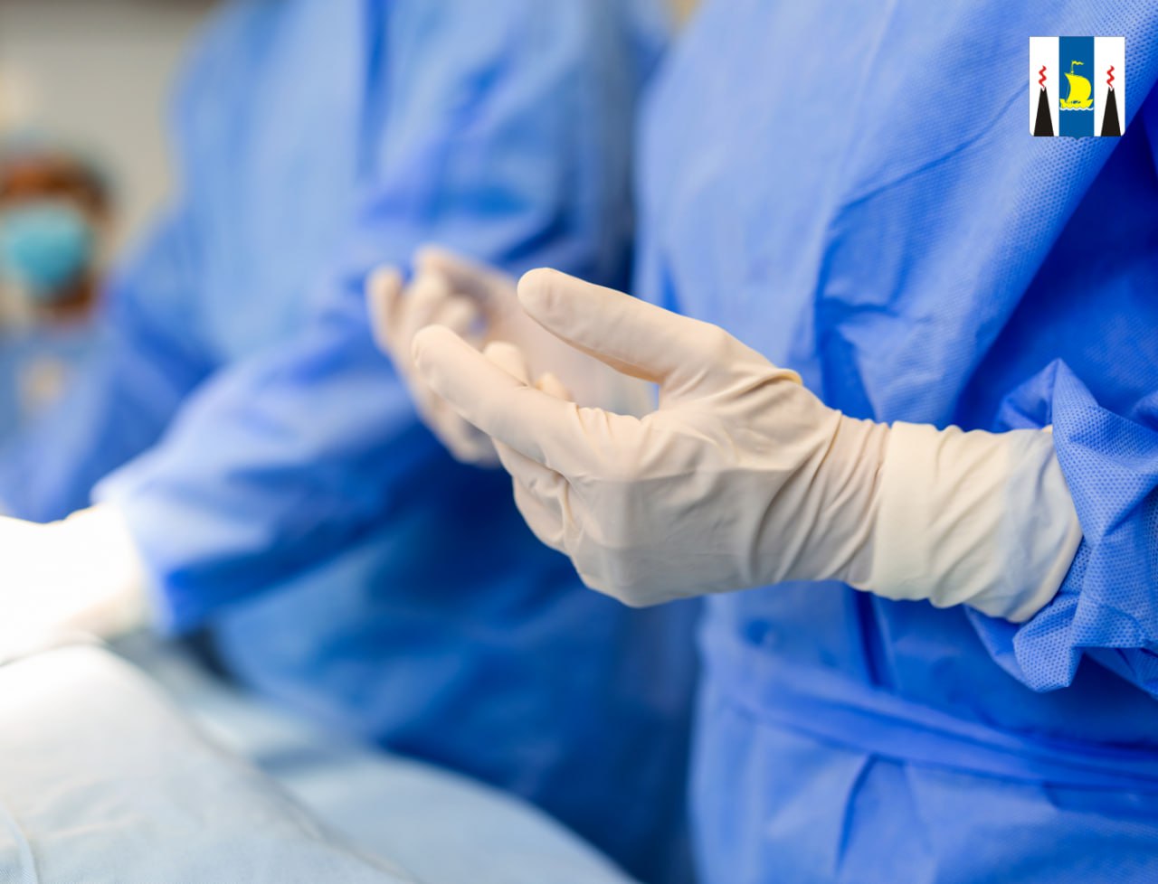 Первую лапароскопическую операцию провели на Курилах Жительнице Курильска не пришлось покидать родной остров для проведения операции по удалению желчного пузыря В районной больнице появилось специализированное оборудование которое позволило провести оперативное вмешательство с использованием лапароскопических методов   Таким способом хирурги также будут оперировать пациентов с аппендицитом грыжами и другими патологиями Кроме того рассматривается возможность применения лапароскопии в гинекологии Лапароскопические методы начали применяться в медучреждениях региона больше 10 лет назад Для крупных стационаров и областных организаций это стандарт современной работы После апробации методов постепенно в эту работу включаются и удаленные медучреждения с небольшим количеством приписного населения В данном случае это благоприятное стечение обстоятельств и целенаправленная организация работы которая самым лучшим образом скажется на доступности медицинской помощи населению прокомментировал заместитель министра здравоохранения Сахалинской области Антон Мещерягин   Чтобы не допустить развития серьезных заболеваний врачи рекомендуют своевременно проходить медицинский осмотр В рамках диспансеризации каждый пациент сдает базовые анализы при выявлении патологии человек направляется на углубленное обследование   С прошлого года благодаря нацпроекту Продолжительная и активная жизнь инициированному Президентом РФ Владимиром Путиным диспансеризация расширена проведением исследований репродуктивной сферы   Записаться на диспансеризацию можно у лечащего врача на портале госуслуг в приложении Острова 65 или по телефону 1300 Подписывайтесь на нас в MAX sakhgov