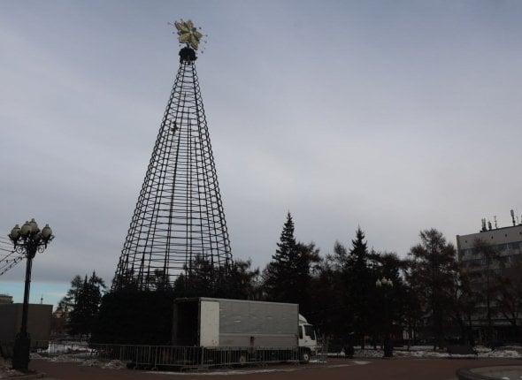 Монтаж главной городской елки продолжается в Иркутске Специалисты уже водрузили на макушку будущей красавицы звезду  ФОТО     Читать подробнее на сайте...