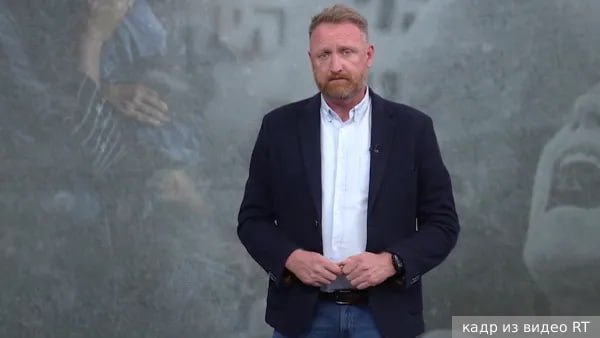 Корреспондента RT Чея Боуза депортировали из Румынии, сообщает телеканал. Боуз — ирландец, гражданин ЕС. В RT заявили, что корреспондента не имели права не впускать в Румынию. Журналиста накануне задержали в аэропорту Бухареста. По его словам, его вывели из самолета сразу после приземления и допросили. Боуз пояснил, что прибыл в Румынию, чтобы освещать выборы. МИД осудил задержание. Мария Захарова подчеркнула, что журналист легально пересек границу и ничего не нарушал. По словам дипломата, ему фактически запретили заниматься профессиональной деятельностью.