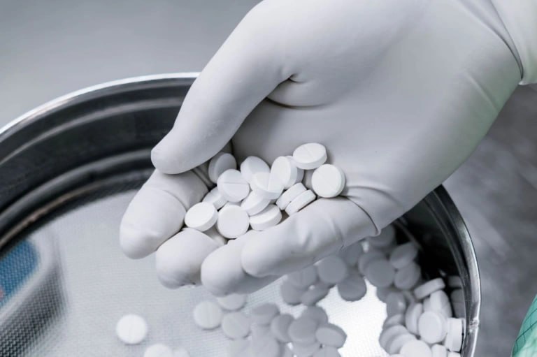 В Прикамье заключили первый региональный офсетный контракт Министерство здравоохранения Пермского края заключило контракт со встречными инвестиционными обязательствами офсетный контракт с АО Медисорб В рамках документа фармкомпания модернизирует производство лекарств на территории Перми сообщает региональное правительство Размер инвестиций составит не менее 100 млн руб Согласно контракту первые поставки препаратов ожидаются уже в 2026 году С 2029 года также планируется поставка новых противоэпилептических антигипертензивных и гемостатических препаратов Подробности на портале rbc perm