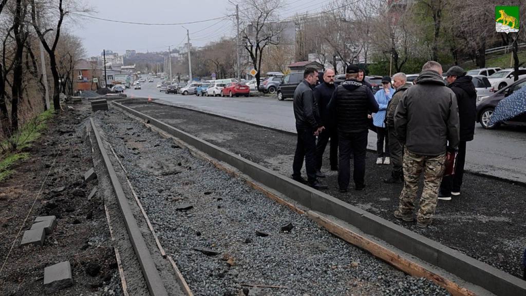Дорожники устранили замечания на улице Жигура, сообщает мэрия Владивостока Проводимый комплексный ремонт на улице Жигура вызвал вопросы местных жителей: они были обеспокоены тем, что дорогу существенно сузили. По поручению главы Владивостока Константина Шестакова специалисты профильного управления провели проверку. «В ходе проверки было выявлено сужение проезжей части на одном из участков. Все замечания подрядчик уже устранил», – прокомментировал начальник управления дорог Дмитрий Долгий. Он также добавил, что проектом предусмотрено две полосы для движения, парковка транспорта по обеим сторонам дороги, а также тротуары. Предусмотрено более 270 парковочных мест вдоль дороги, это не меньше, чем было до ремонта, утверждают в мэрии. Как подчеркнула главный инженер городского Центра организации дорожного движения Татьяна Шлеина, на всём протяжении улицы сохранили максимально возможную ширину каждой из полос - 3,75м. «Интенсивность движения на этой улице составляет около 250 машин в час, тогда как каждая полоса способна пропускать по 700 – 800 машин. У данной улицы ещё большой потенциал. Проектом мы сохранили максимально возможную ширину проезжей части», – сказала она. Контроль за производством ремонтных работ будет осуществляться на постоянной основе, в дальнейшем к этому также привлекут специализированную компанию, которая будет осуществлять стройконтроль.